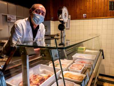 Ad aspettarci sotto una luce fioca c'� il titolare, posizionato dietro un banco frigo che accoglie qualche pezzo di pollo